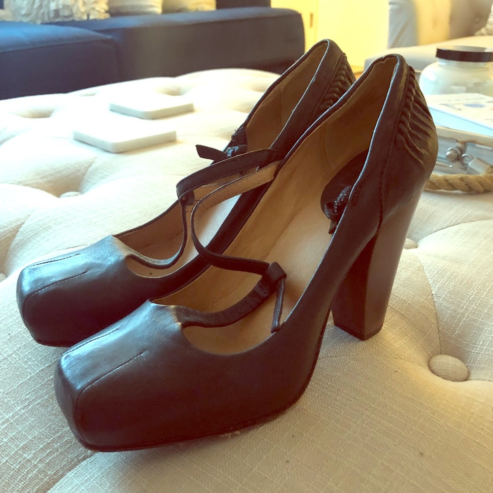FRYE T-strap black pumps